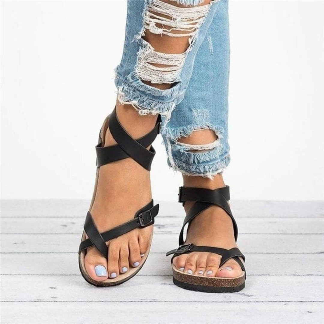 Flat sandals with adjustable buckle straps
