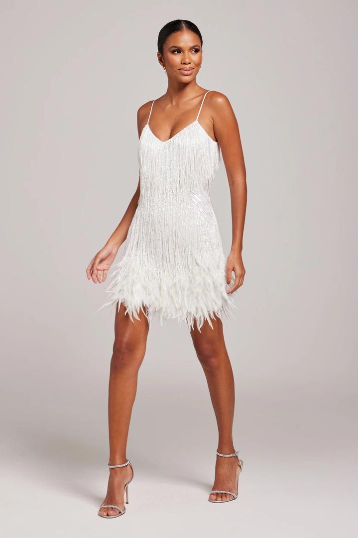 Sleeveless cocktail dress with fringes and feathers