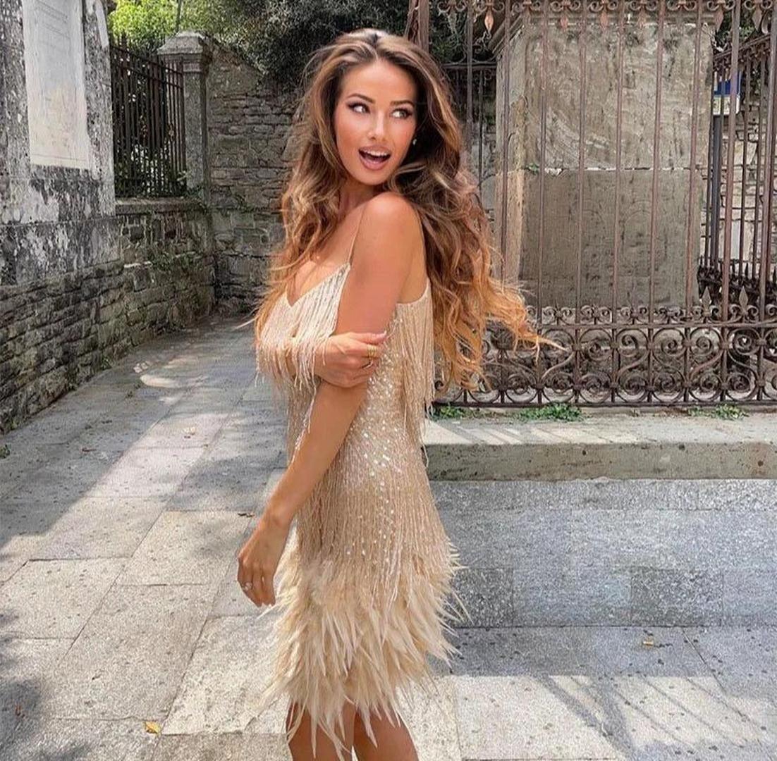 Sleeveless cocktail dress with fringes and feathers