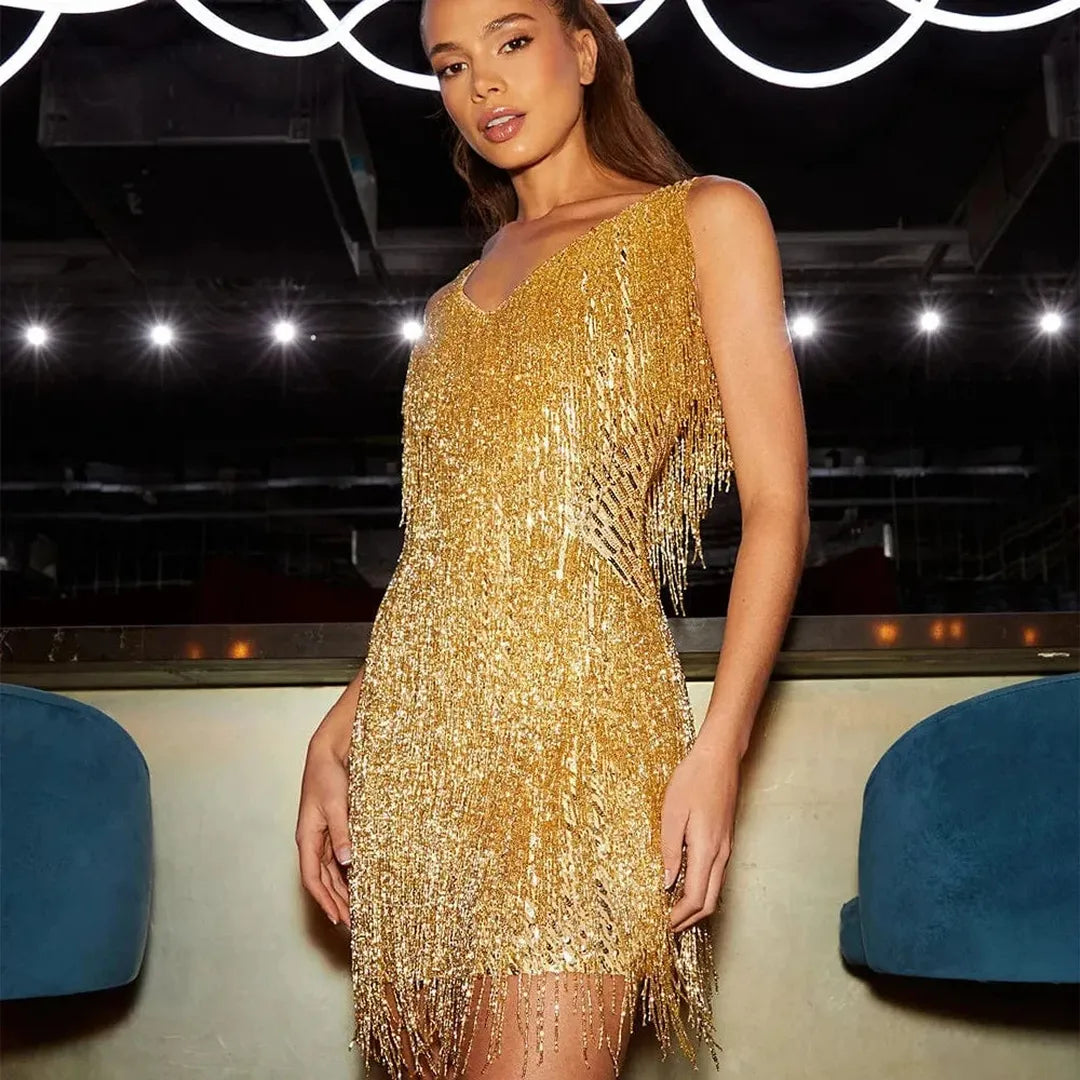 Sleeveless cocktail dress with fringes and feathers
