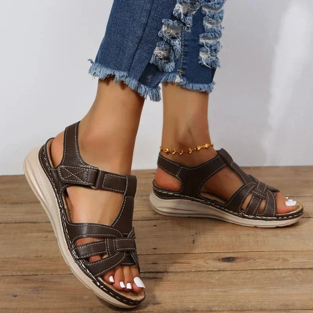 Leather strappy sandals with contrast stitching