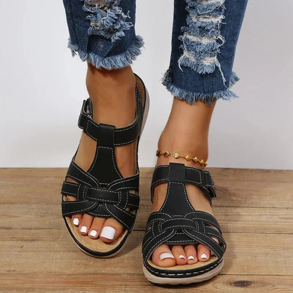 Leather strappy sandals with contrast stitching